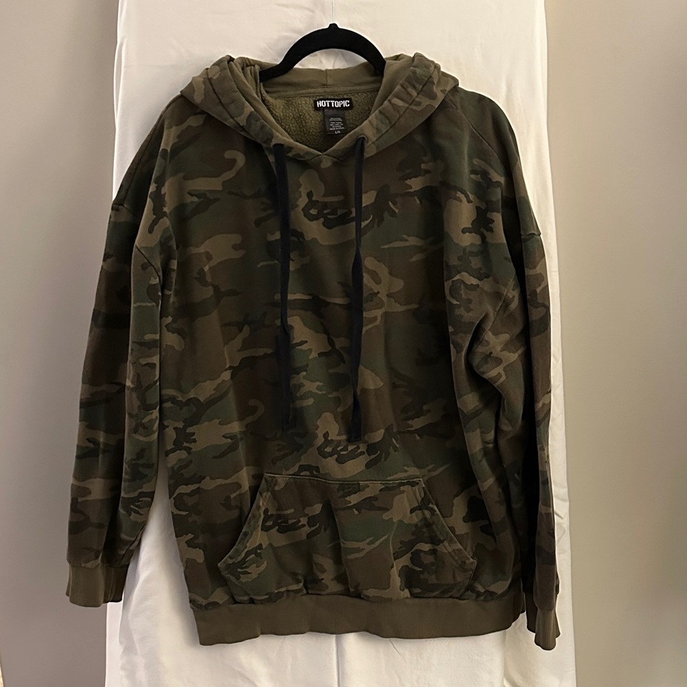 Hot Topic Men's Green Camouflage Hoodie